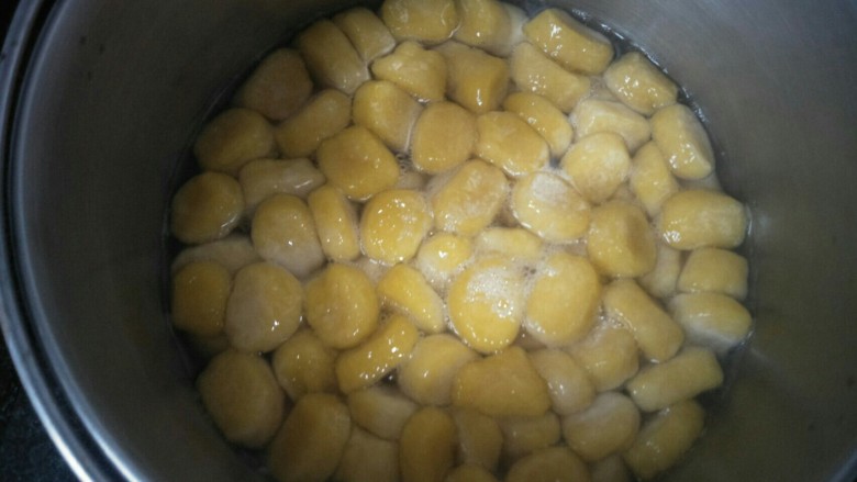红豆芋圆,锅内放入适量的水,水煮沸后放入芋圆煮到芋圆浮起来放入饮用水中浸泡一会会让芋圆更Q弹,最后将红豆汤水与芋圆盛在碗中即可。