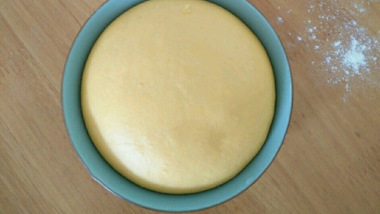 中式面点~年年有“鱼”,把所有材料混合,揉成光滑的面团,然后放到温暖的地方发酵一个小时左右。