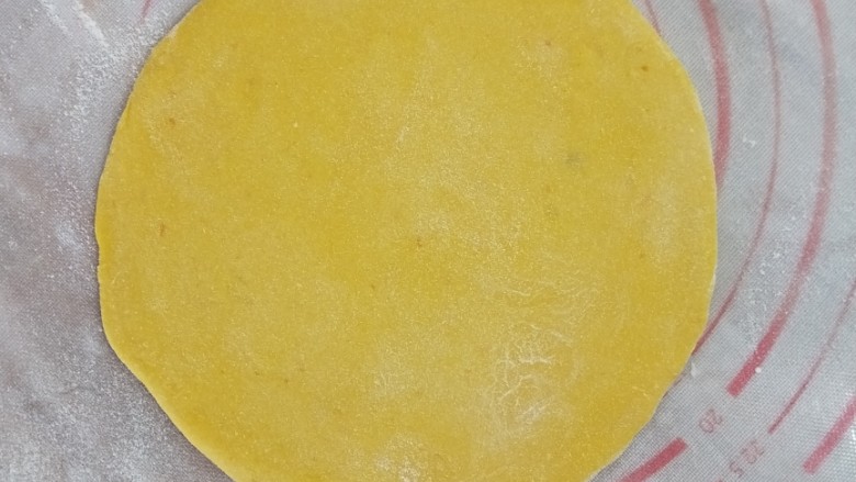 中式面点~年年有“鱼”,把发酵好的面团重新排气,然后擀成一个圆的薄片。