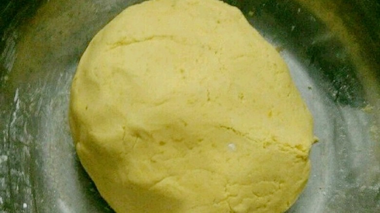 绿豆馅南瓜饼,揉成不沾手的面团,饧半个小时左右。