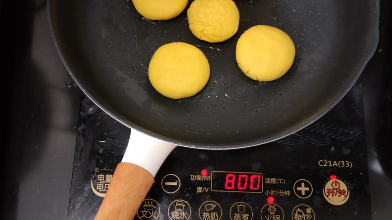 绿豆馅南瓜饼,不粘锅放一点点油，然后放入南瓜饼。