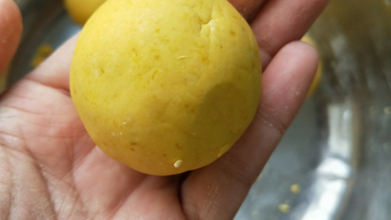 绿豆馅南瓜饼,像包包子一样包好,然后再搓圆。