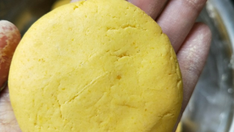 绿豆馅南瓜饼,然后用手稍微压一下,压扁一点。