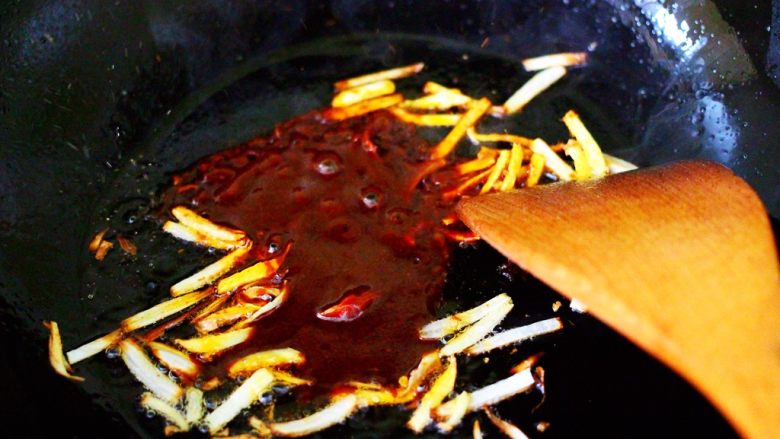 过年必备的海鲜什锦全家福,加入家乐水煮肉片酱,小火进行翻炒片刻。