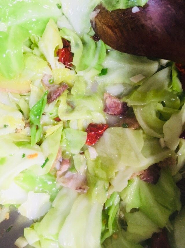 手撕包菜炒粉条,大火炒至半透明状态,出水