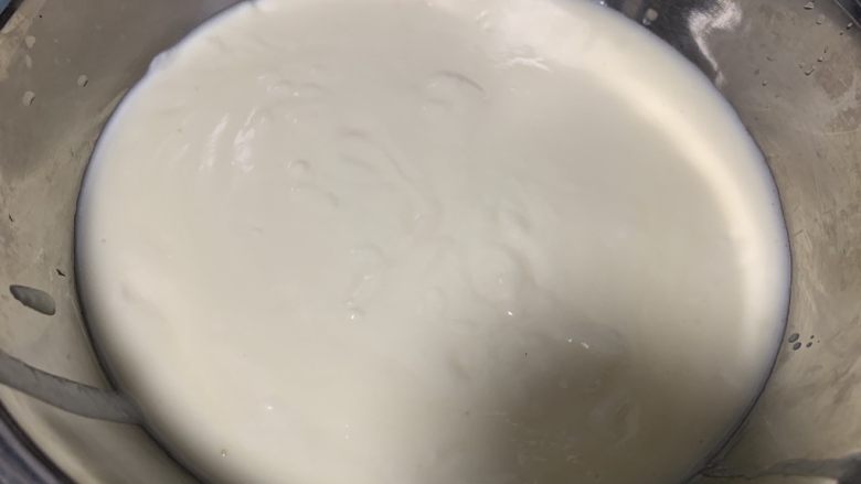 冻芝士奶酪蛋糕,过筛一下,让奶酪糊细腻顺滑,口感才好。
