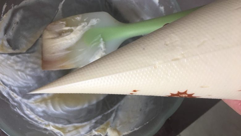 巧克力夹心乳酪派,装入裱花袋,底端剪小口
