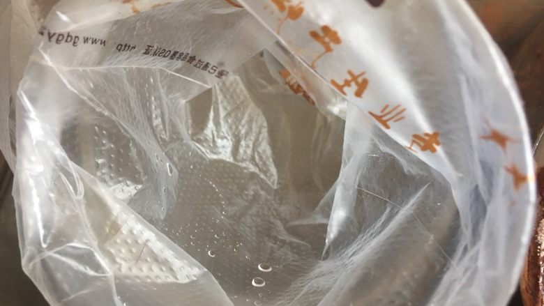巧克力夹心乳酪派,准备好裱花袋,圆形花嘴或者剪个口也行,放入杯子里