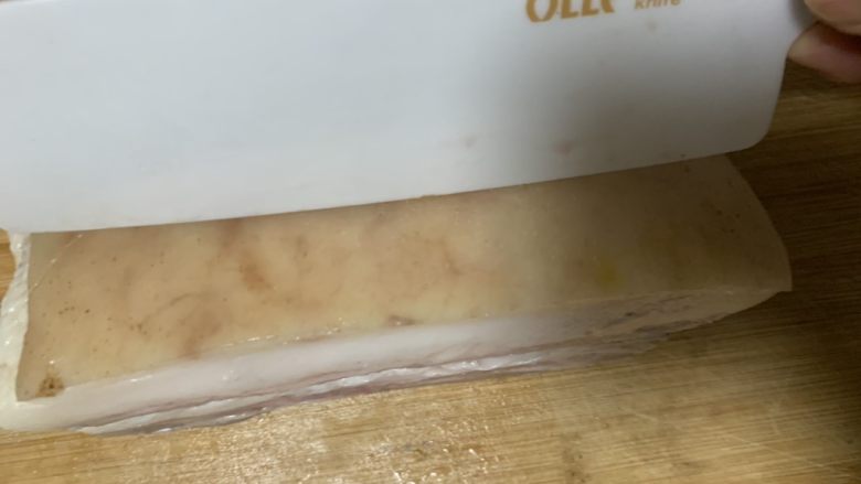 豆鼓扣肉,用刀刮干净猪皮表面,晾干水分。
