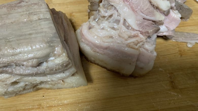 豆鼓扣肉,用刀刮干净猪皮表面黑色部分,切成0.5cm厚的肉片。