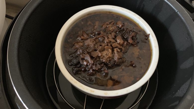 豆鼓扣肉,放入电压锅压蒸1小时左右,至肉烂才可以,就是用筷子轻轻捅一下中间部位容易捅过。这一步以肉烂为止,时间不够再加1小时。