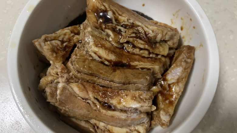 豆鼓扣肉,<a style='color:red;display:inline-block;' href='/shicai/ 10082'>豆鼓</a>油加入白糖拌匀后,一片一片肉码入碗里。