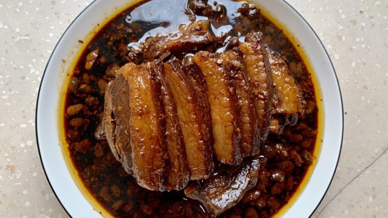 豆鼓扣肉,双手迅速将盘翻扣放平,拿开碗扣肉就完美出炉,这个动作还快,就不会掉出一丁点汤汁的。