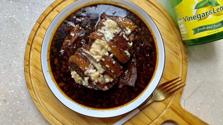 豆鼓扣肉,豆鼓扣肉色泽金黄,香气扑鼻,清甜爽口,不寒不燥,不湿不热,入口即化,肥而不腻。