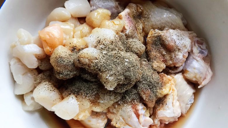 鲍鱼干贝XO酱蒸腐皮鸡翅仙贝丁,将鸡翅,仙贝丁放入大碗,加适量料酒和胡椒粉