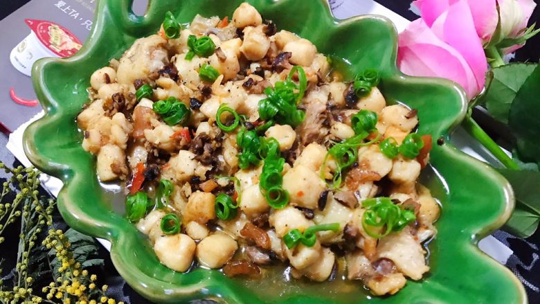 鲍鱼干贝XO酱蒸腐皮鸡翅仙贝丁,时间到,取出,成品会有些许汤汁,不要倒掉哦,用来拌饭是极为美味的,非常鲜美