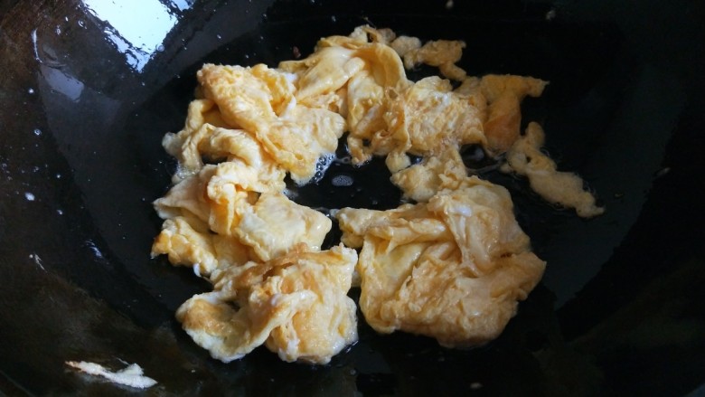 娃娃菜木须肉,锅中倒入适量油炒鸡蛋,炒成鸡蛋块倒出来备用。