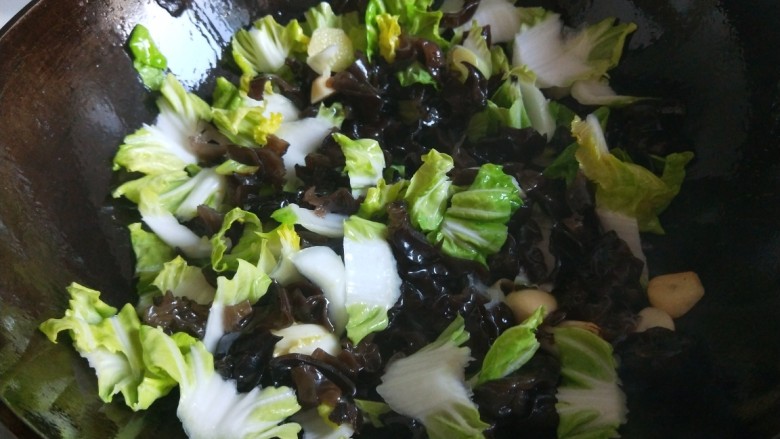娃娃菜木须肉,倒入娃娃菜炒均匀,倒入黑木耳。