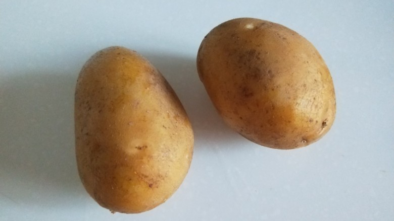 新文美食 酸辣土豆丝,<a style='color:red;display:inline-block;' href='/shicai/ 23'>土豆</a>洗干净去皮。