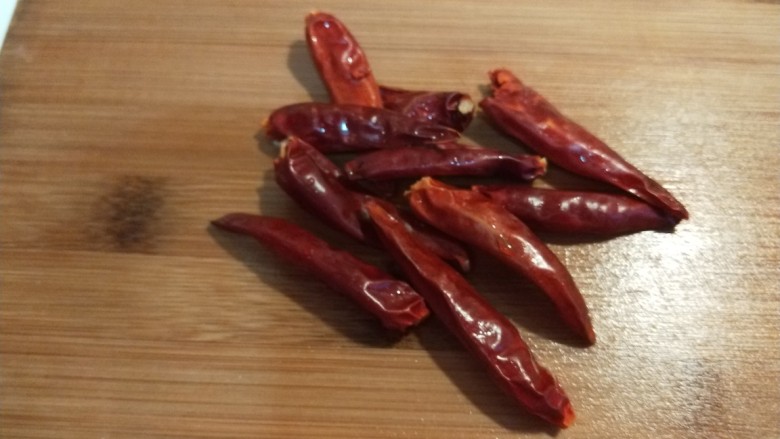 新文美食  酸辣土豆丝,干<a style='color:red;display:inline-block;' href='/shicai/ 62'>辣椒</a>洗干净切段。