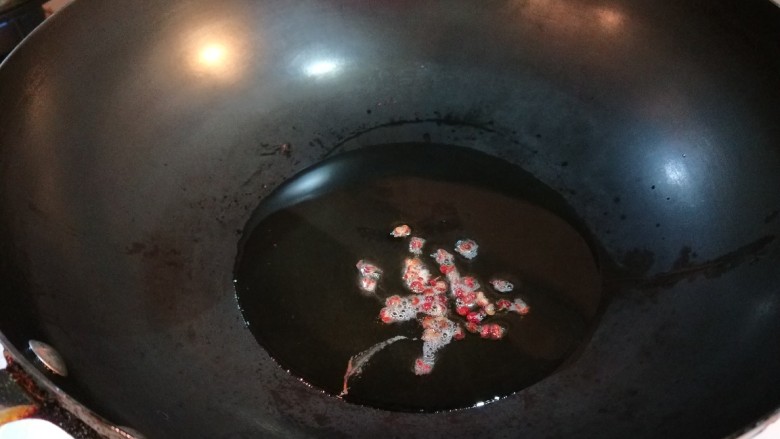 新文美食 酸辣土豆丝,锅中放入适量油烧热,放入适量<a style='color:red;display:inline-block;' href='/shicai/ 700'>花椒</a>。