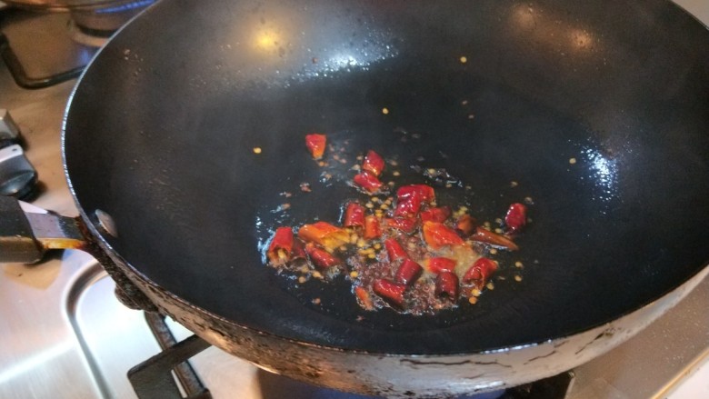 新文美食 酸辣土豆丝,变色后加入干辣椒炒香。