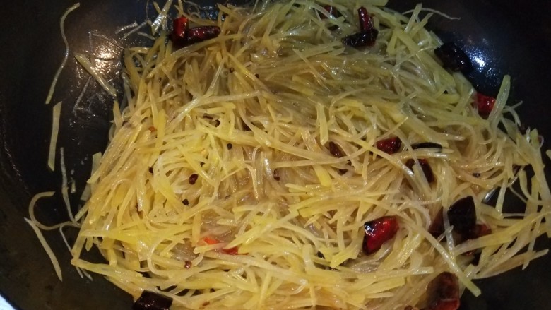 新文美食 酸辣土豆丝,翻炒均匀。