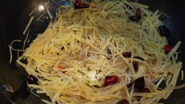 新文美食 酸辣土豆丝,加入适量盐,<a style='color:red;display:inline-block;' href='/shicai/ 756'>鸡精</a>炒均匀即可出锅。