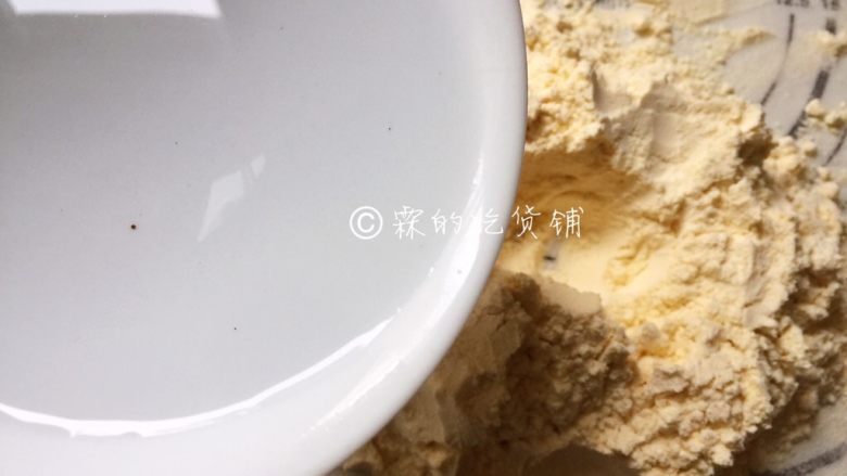 大肉馅的彩虹水饺,分别加入清水、紫甘蓝汁和菠菜汁(少量多次的加哦)