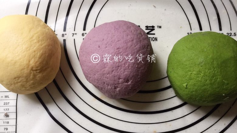 大肉馅的彩虹水饺,揉成光滑柔软不粘手的面团,放一边醒发一下