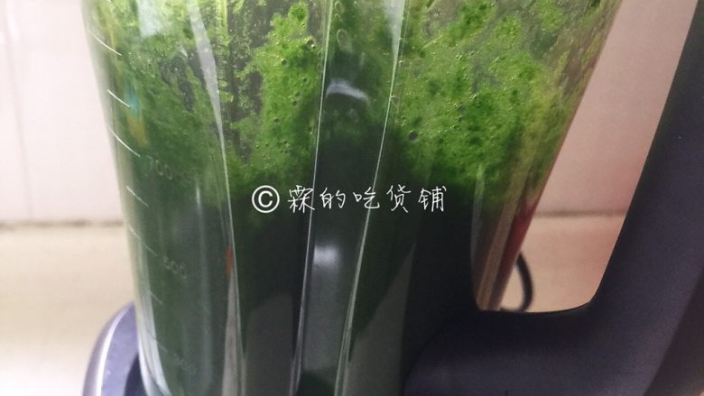 大肉馅的彩虹水饺,首先榨汁。<a style='color:red;display:inline-block;' href='/shicai/ 117'>菠菜</a>洗净后,开水里汆烫一下,然后放入破壁机(加一丢丢的水,能打起来就可以,千万不要加很多)