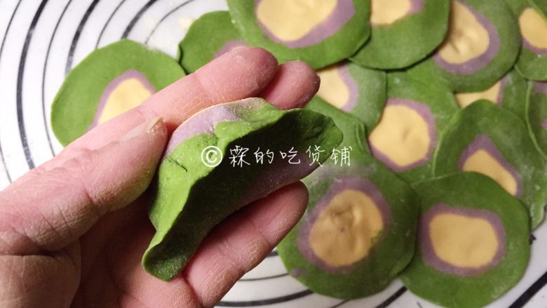 大肉馅的彩虹水饺,随后分别从左右两边打褶,捏牢