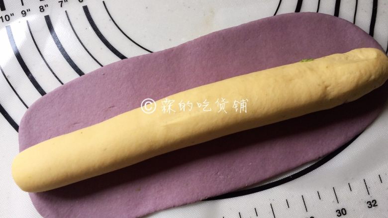 大肉馅的彩虹水饺,再把红色的面团擀成长方形,包裹在黄色面团的外面
