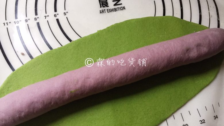 大肉馅的彩虹水饺,同样的,把绿色的面团也擀成长方形,包裹在红色面团的外面