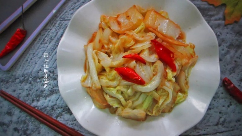 酸辣白菜,白菜含有丰富的维生素A、C、钙、镁等营养成份,经常吃白菜对女性更是具有很好的护肤、养颜的功效。