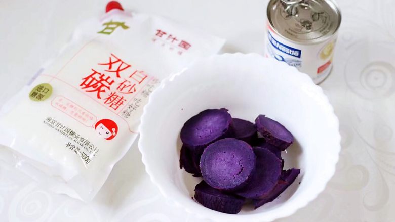 紫薯老婆饼,紫薯提前蒸熟后,加入炼奶和甘汁园双碳白砂糖,把所有的食材调料搅拌均匀备用。