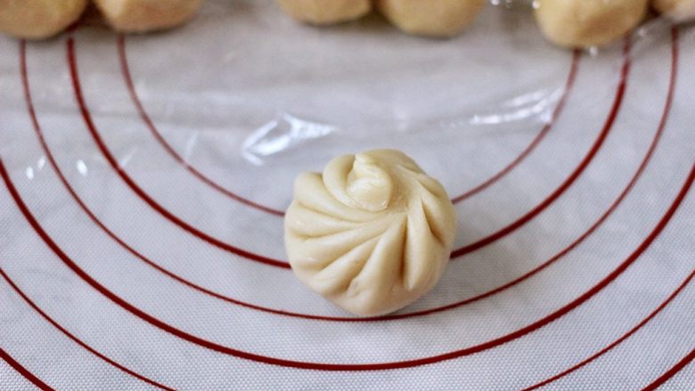 紫薯老婆饼,就和我们平常做包子一样的手法,收口捏紧。