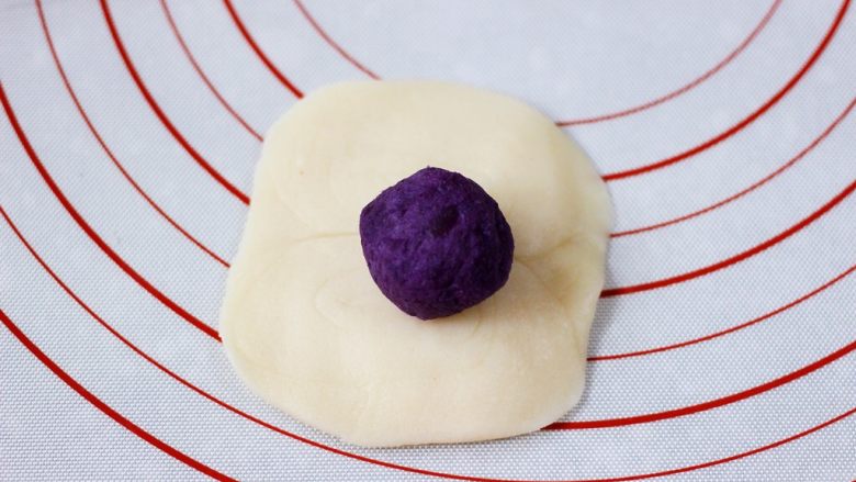 紫薯老婆饼,然后用擀面杖擀成圆形,包入紫薯馅。