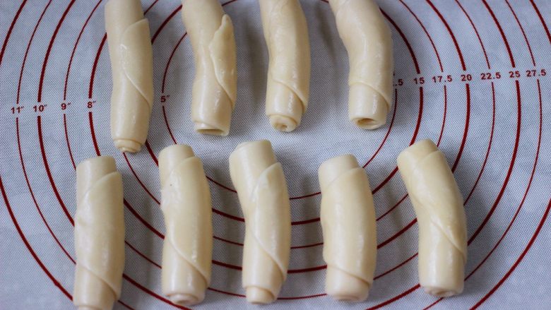 紫薯老婆饼,再一次卷起,盖上保鲜膜,再次松弛15分钟。