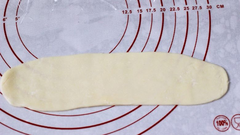 紫薯老婆饼,收口面朝下,用擀面杖擀成牛舌状。