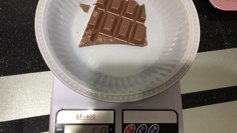 巧克力甜甜圈,50g巧克力用温水融化之后,把甜甜圈一半沾上巧克力。