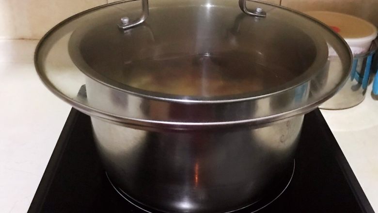 传统腊八粥,盖上锅盖,大火烧开后小火煮30分钟