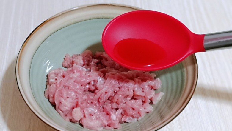 干豆腐皮~京酱肉丝,将里脊肉丝放入大口器具中,加入<a style='color:red;display:inline-block;' href='/shicai/ 718'>料酒</a>。(我买肉时让店家帮切的肉丝)