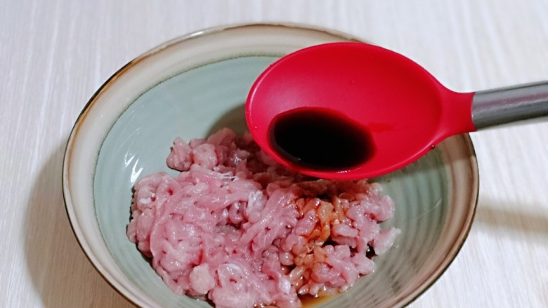 干豆腐皮~京酱肉丝,再加入<a style='color:red;display:inline-block;' href='/shicai/ 788'>生抽</a>。