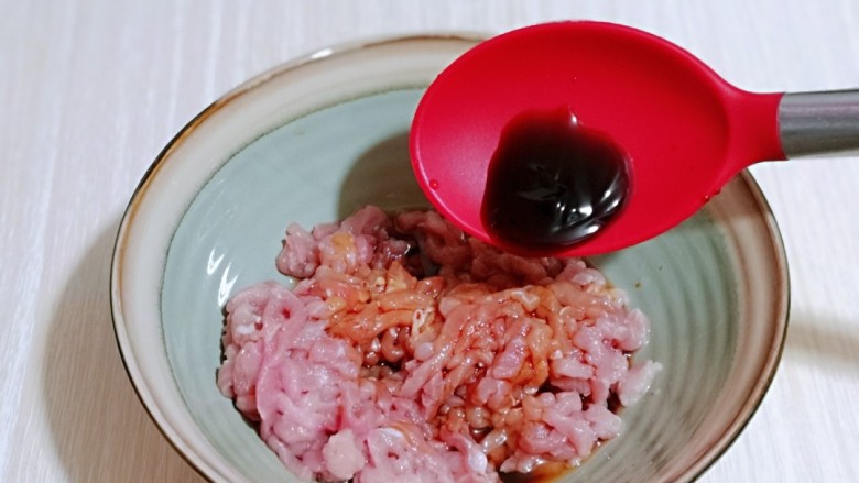 干豆腐皮~京酱肉丝,加入<a style='color:red;display:inline-block;' href='/shicai/ 721'>蚝油</a>,拌至均匀。