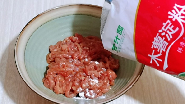干豆腐皮~京酱肉丝,再加入木薯淀粉。