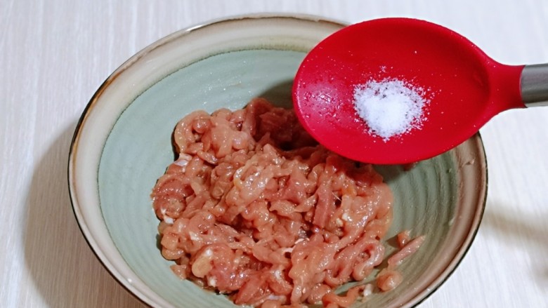 干豆腐皮~京酱肉丝,加入盐。(按个人口味放入盐量)