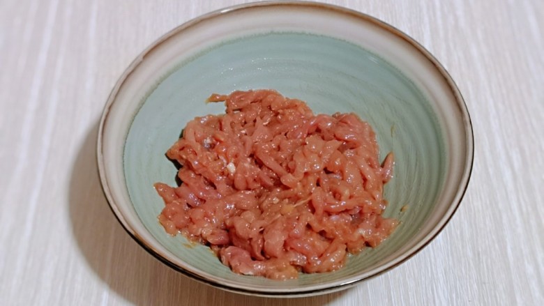干豆腐皮~京酱肉丝,拌均匀后盖上保鲜膜静止15分钟。