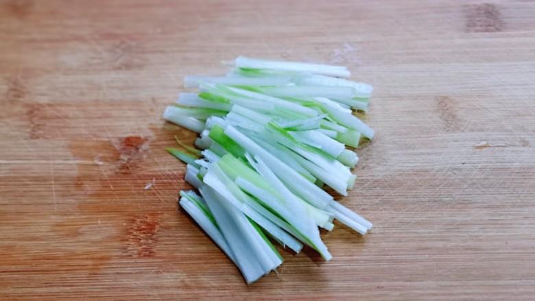 干豆腐皮~京酱肉丝,利用这个时间,将葱去皮切丝。
