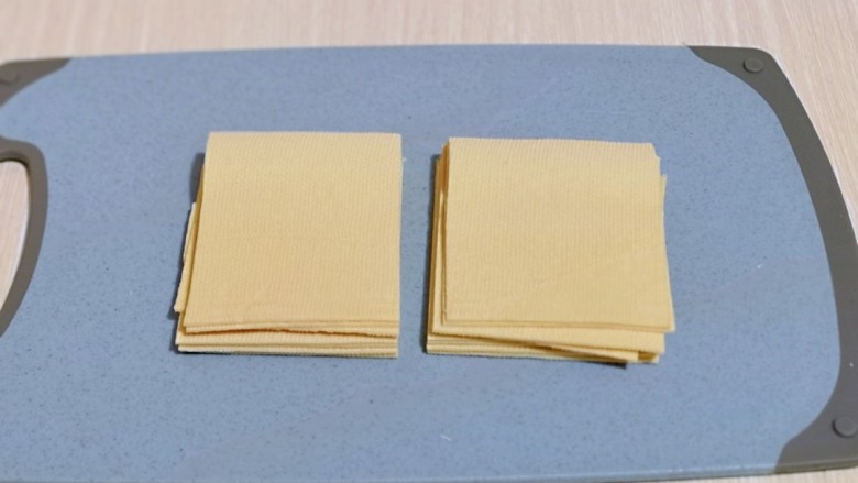 干豆腐皮~京酱肉丝,将干豆腐皮冲洗干净,切正方形放旁边备用。
